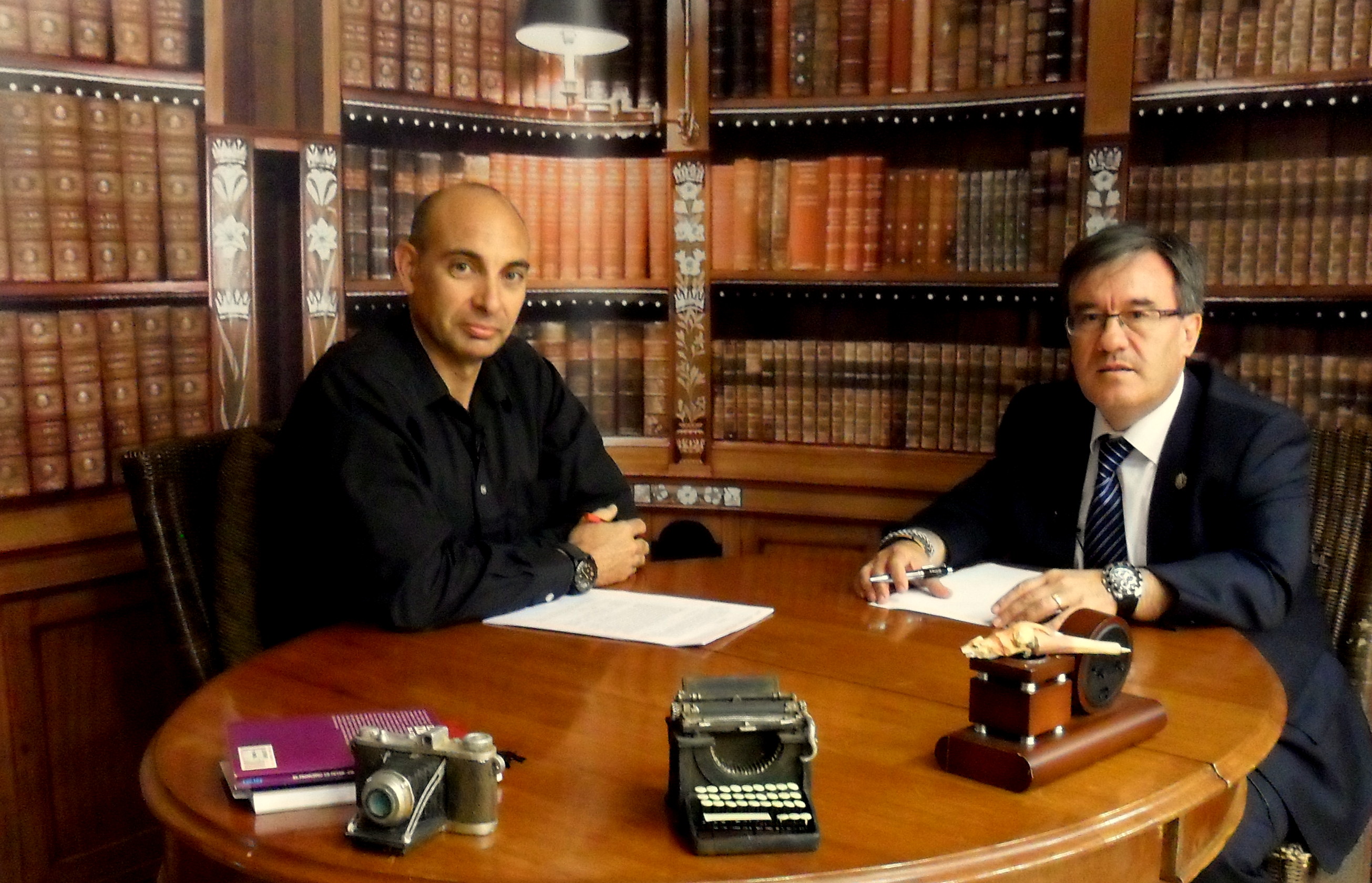 Raúl Tristán (izda.) entrevista a Ángel Dolado (dcha.), Juez Decano de Zaragoza, en 'El Lobo Estepario'